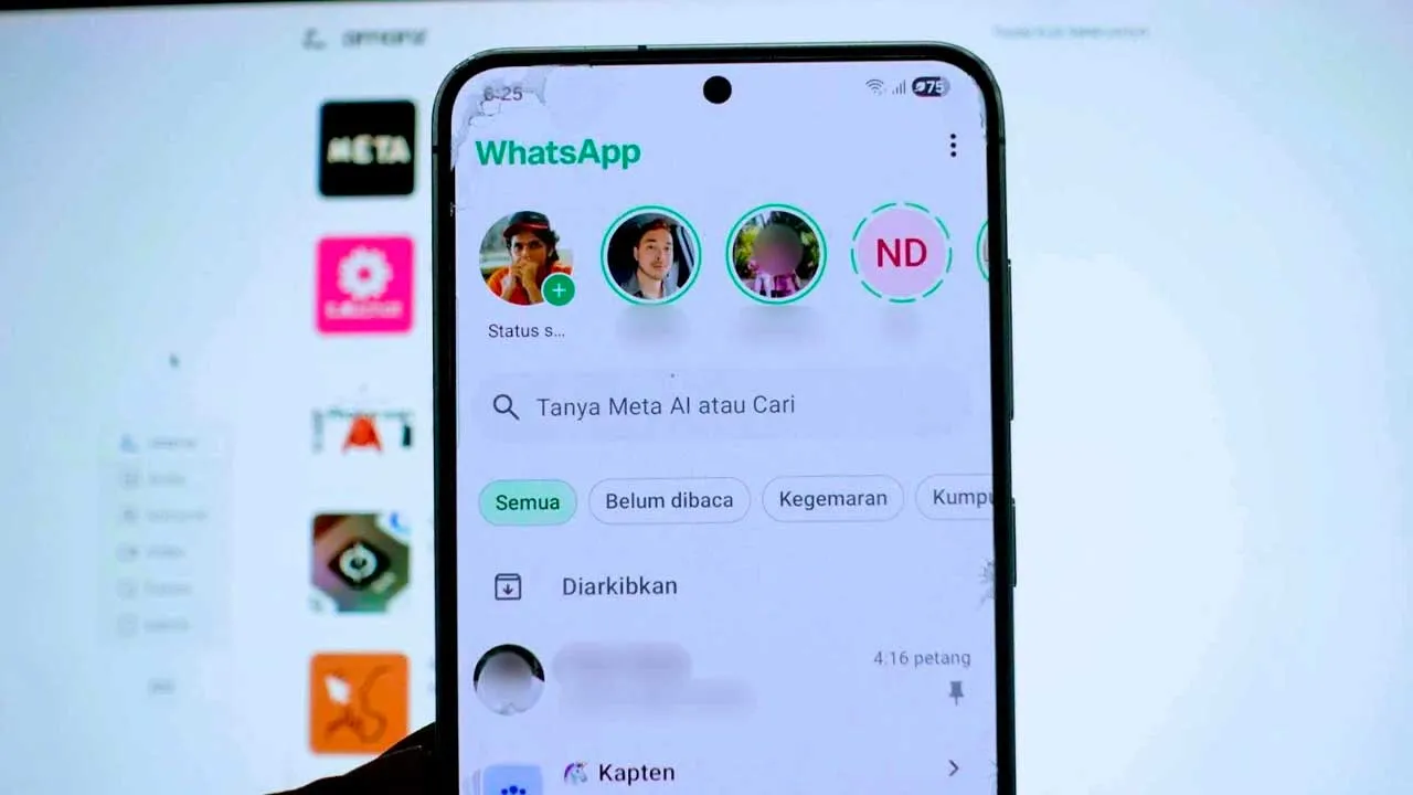WhatsApp menguji paparan WhatsApp status pada halaman utama. - Foto Amanz