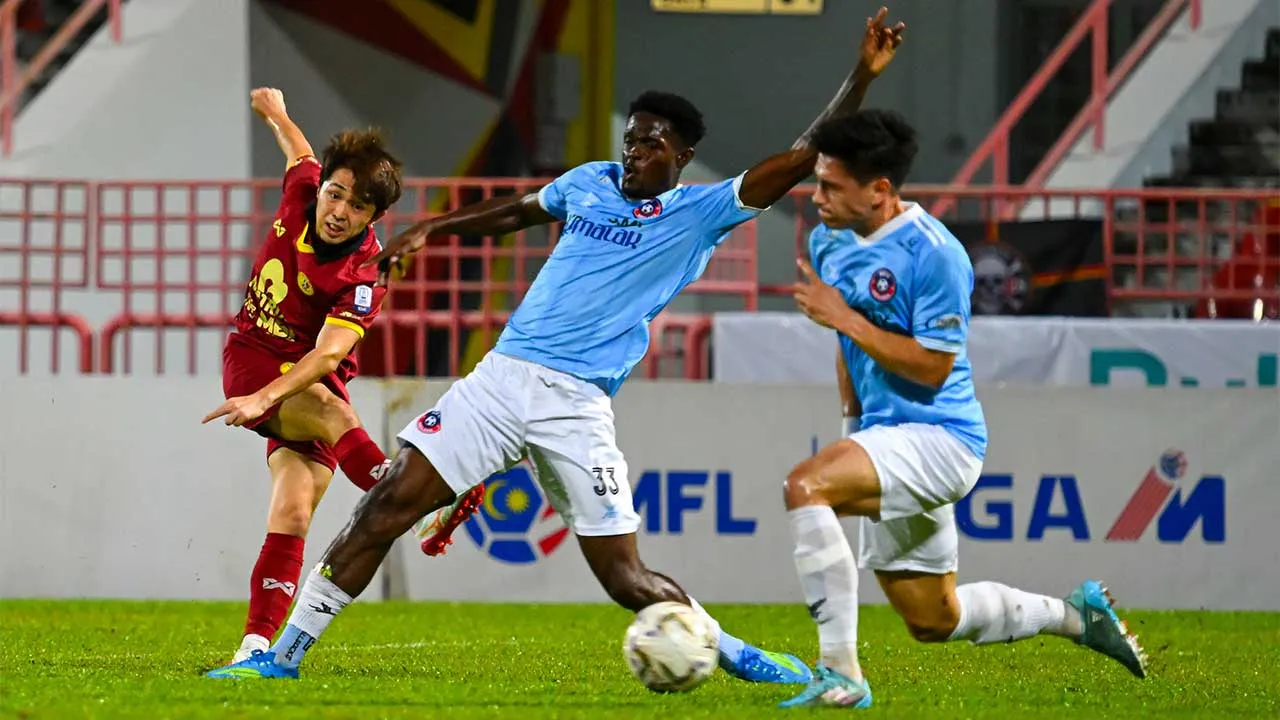 SEREMBAN, 3 Mei -- Pemain Negeri Sembilan FC Takumi Sasaki (kiri) melakukan tendangan bola ke gawang pasukan Melaka pada perlawanan Liga Super di Stadium Tuanku Abdul Rahman Paroi hari ini.  Keputusan semasa Negeri Sembilan 0-0 Melaka FC.  --fotoBERNAMA (2026) HAK CIPTA TERPELIHARA