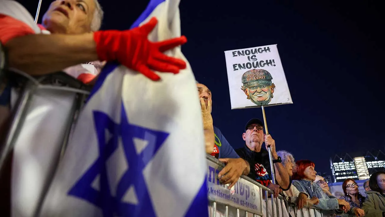 People protest against Israeli Prime Minister Benjamin Netanyahu and his government in Tel Aviv, Israel, April 25, 2026. REUTERS/Florion Goga