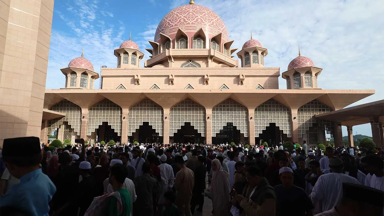 PUTRAJAYA, 27 Mei -- Para jemaah selepas menunaikan solat sunat Aidiladha di Masjid Putra hari ini.  --fotoBERNAMA (2026) HAK CIPTA TERPELIHARA