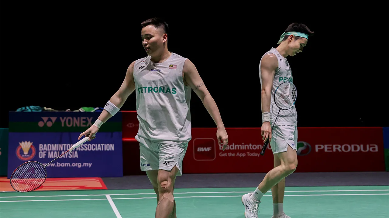 KUALA LUMPUR, 23 Mei -- Beregu lelaki negara yang juga pilihan pertama kejohanan Aaron Chia (kiri) dan Soh Wooi Yik (kanan) kecewa selepas tewas kepada rakan senegara Goh Sze Fei dan Nur Izzuddin pada Kejohanan Perodua Malaysia Masters 2026 di Unifi Arena Bukit Jalil hari ini.  Sze Fei dan Nur Izzuddin menang dengan keputusan 21-18 dan 21-12.  --fotoBERNAMA (2026) HAK CIPTA TERPELIHARA