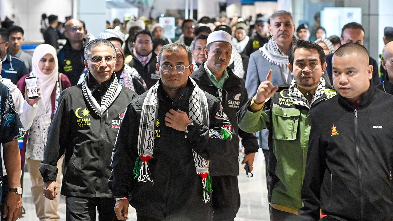 SEPANG, 24 Mei -- Menteri Besar Selangor Datuk Seri Amirudin Shari (tengah) hadir bagi meraikan ketibaan aktivis Global Sumud Flotilla 2.0 sejurus tiba di Balai Ketibaan KLIA hari ini.  Sebelum ini media melaporkan, seramai 428 aktivis peserta GSF 2.0 termasuk 29 rakyat Malaysia yang ditahan secara tidak sah oleh tentera Israel telah dibebaskan.  --fotoBERNAMA (2026) HAK CIPTA TERPELIHARA