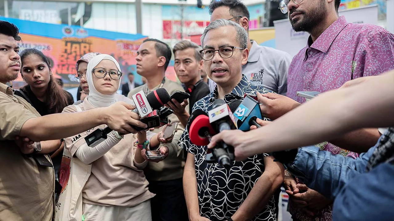 KUALA LUMPUR, 24 Mei -- Menteri Komunikasi Datuk Fahmi Fadzil ketika bertemu pengamal media selepas Pelancaran Program Belia Kreatif Komuniti MADANI di Piazza Pavilion Bukit Jalil hari ini.  -- fotoBERNAMA (2026) HAK CIPTA TERPELIHARA