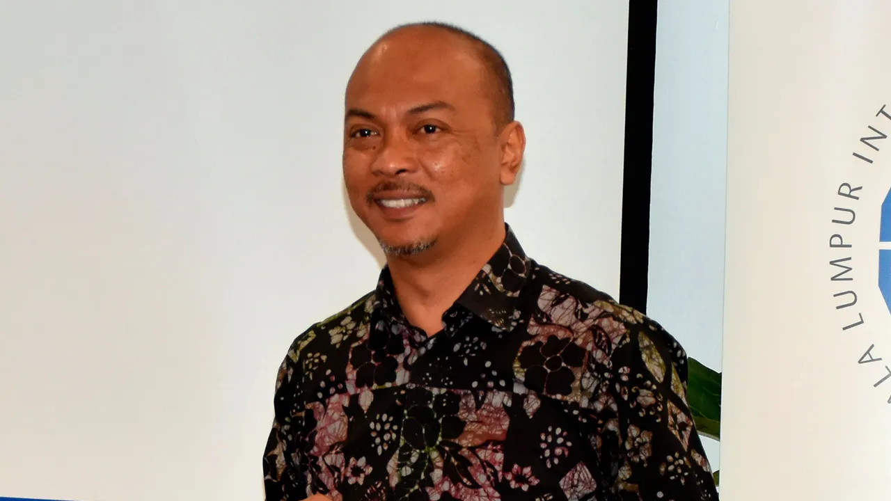 MELAKA, 16 Nov -- Exco Sains, Teknologi, Inovasi dan Komunikasi Digital negeri Datuk Fairul Nizam Roslan (tengah) menerima replika cek Biasiswa Khas Pembangunan Akreditasi berjumlah RM4.7 juta yang disampaikan Penasihat Kuala Lumpur International Education Consortium (KLIEC) Berhad Datuk Rosnah Majid (kiri) hari ini._BERNAMA