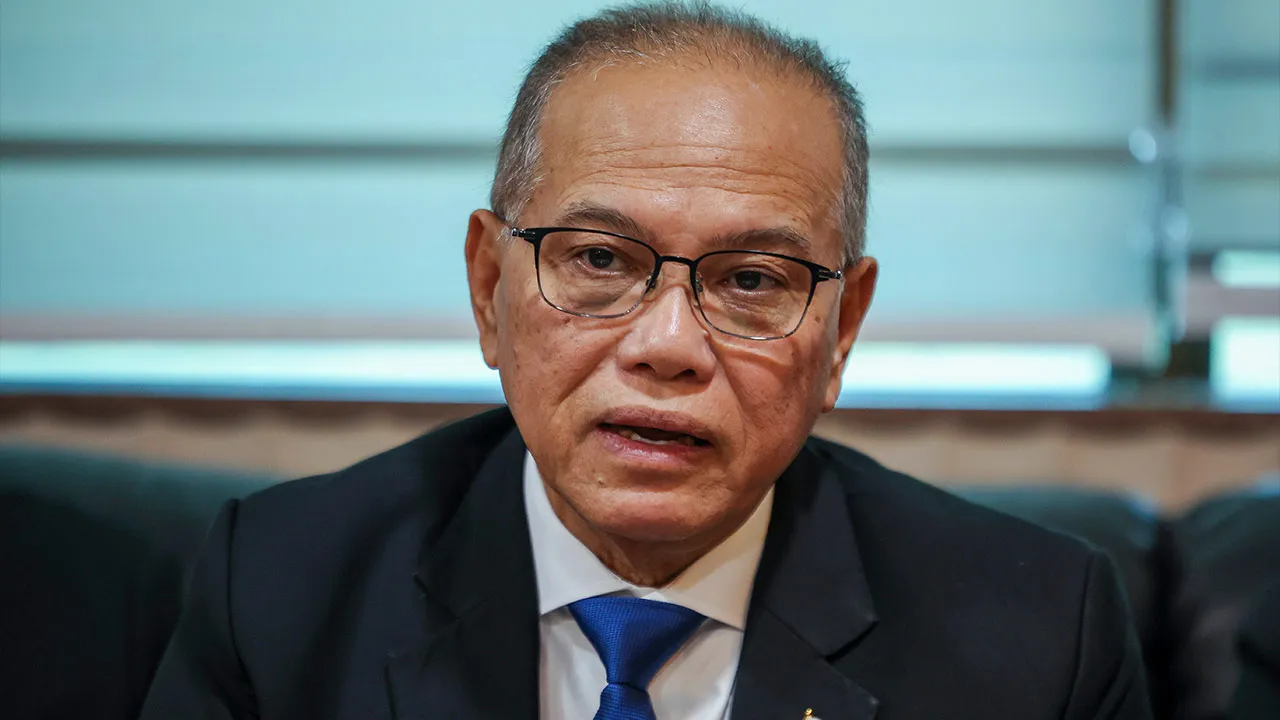JERANTUT, 11 Mac -- Menteri Besar Pahang, Datuk Seri Wan Rosdy Wan Ismail bercakap pada sidang media pengumuman dividen Koperasi Serbausaha Makmur Berhad (KOSMA) 2026 di sini hari ini.  Wan Rosdy berkata KOSMA akan membayar dividen unit ladang berjumlah RM30.62 juta kepada 1,494 anggota, selain pendahuluan dividen sebanyak satu unit ladang bernilai RM6,000 kepada semua anggota dengan jumlah keseluruhan RM8.964 juta.  fotoBERNAMA (2026) HAK CIPTA TERPELIHARA