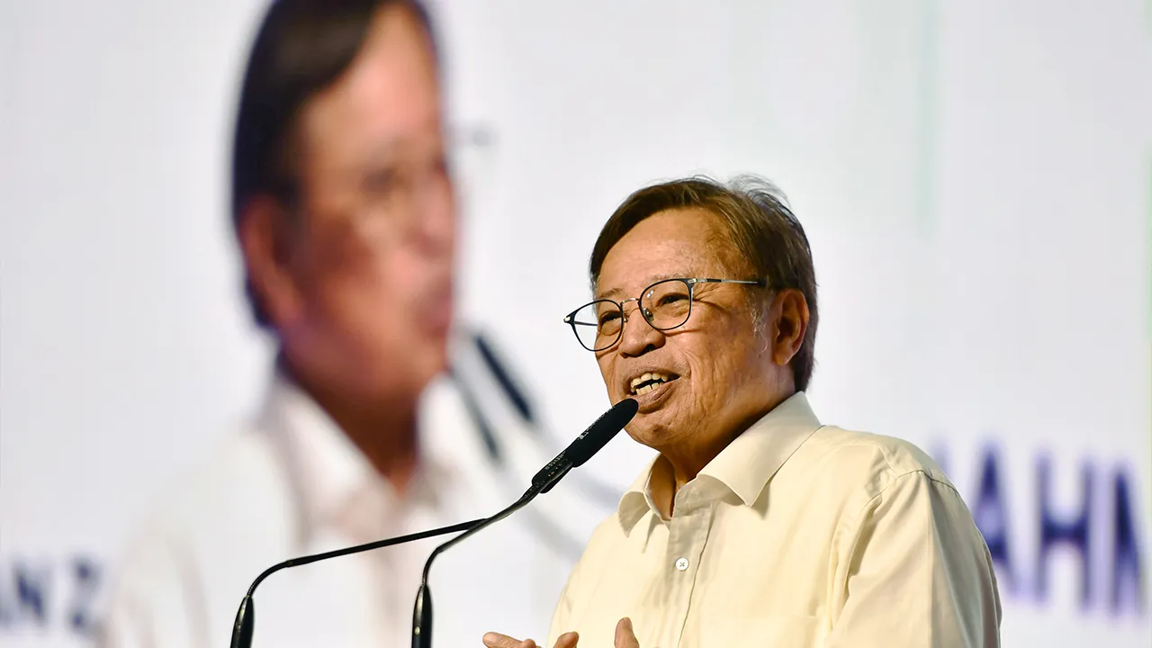KUCHING, 27 April -- Premier Sarawak Tan Sri Abang Johari Tun Openg berucap pada Majlis Perasmian Gas-To-Energy Cogeneration Prototype di Kuching Integrated Waste Management Park (KIWMP), Mambong, hari ini._BERNAMA