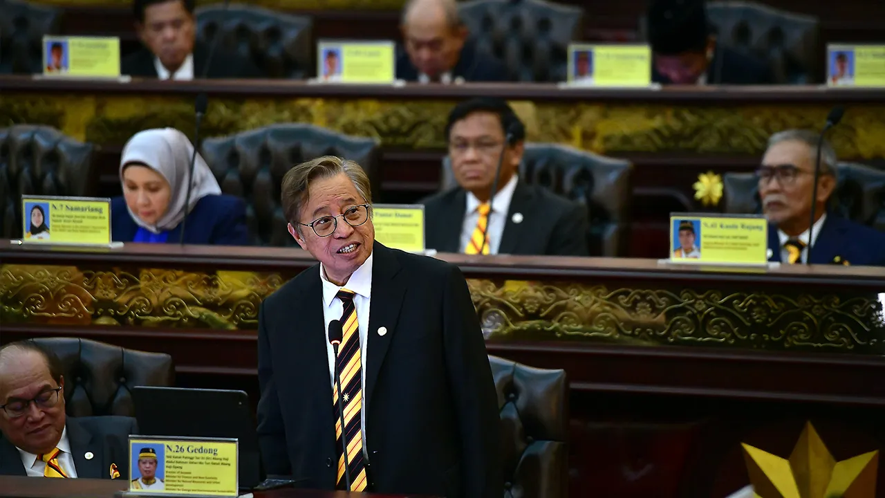 KUCHING, 20 Mei -- Premier Sarawak Tan Sri Abang Johari Tun Openg membahas usul penggulungan ketika persidangan hari terakhir Mesyuarat Pertama bagi Penggal Kelima Dewan Undangan Negeri Sarawak Ke-19 hari ini._BERNAMA