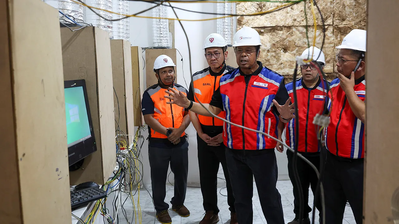 KUANTAN, 5 Mei -- Timbalan Menteri Peralihan Tenaga dan Transformasi Air (PETRA), Datuk Seri Abdul Rahman Mohamad (tengah), melihat sebuah bilik yang dijadikan tempat melombong Bitcoin menggunakan bekalan elektrik yang dipintas secara haram ketika Op Steal yang dilaksanakan oleh Suruhanjaya Tenaga dan Tenaga Nasional Berhad (TNB), di sini, hari ini.  --fotoBERNAMA (2026) HAK CIPTA TERPELIHARA