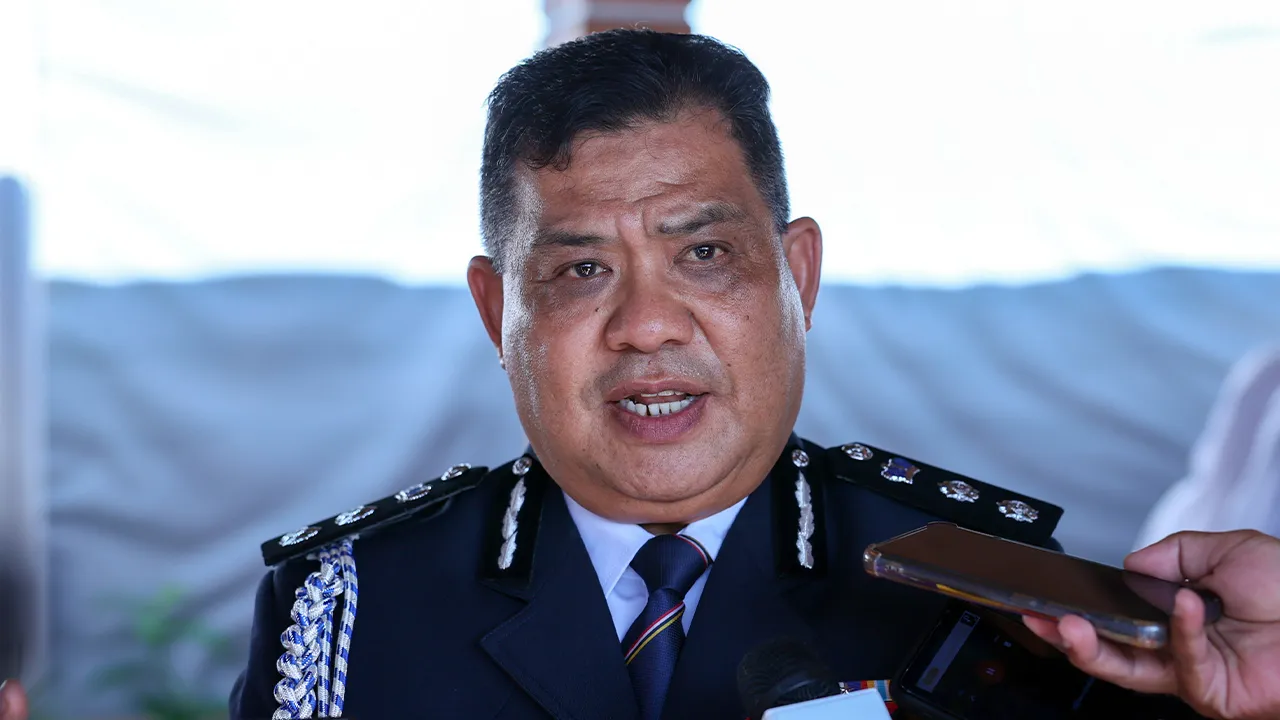 KUALA TERENGGANU, 5 Mei –– Ketua Polis Daerah Kuala Terengganu, ACP Azli Mohd Noor pada sidang media berhubung kes samun melibatkan pemain bola sepak Terengganu FC (TFC), Akhyar Rashid ketika hadir pada majlis serah terima tugas Ketua Polis Terengganu yang baharu di Ibu Pejabat Polis Kontonjen Terengganu, hari ini.  Azli berkata pihaknya masih menjalankan siasatan daripada semua aspek termasuk jenayah dan narkotik bagi mengesan suspek yang dipercayai lebih daripada dua orang.  Selain itu polis juga telah me