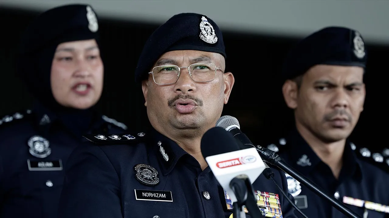 SEPANG, 9 Jan -- Ketua Polis Ibu Pejabat Polis Daerah (IPD) Sepang ACP Norhizam Bahaman pada sidang media hari ini.  Polis berjaya membongkar kegiatan perlombongan bitcoin dalam satu operasi yang dijalankan di lima premis perniagaan dipercayai dijadikan markas aktiviti haram itu di daerah Sepang semalam.  Operasi bersama Tenaga Nasional Bhd (TNB) yang bermula kira-kira 12 tengah hari di Dengkil, Bandar Baru Salak Tinggi dan Putra Perdana, Selangor itu membawa kepada penahanan tiga lelaki warga tempatan beru