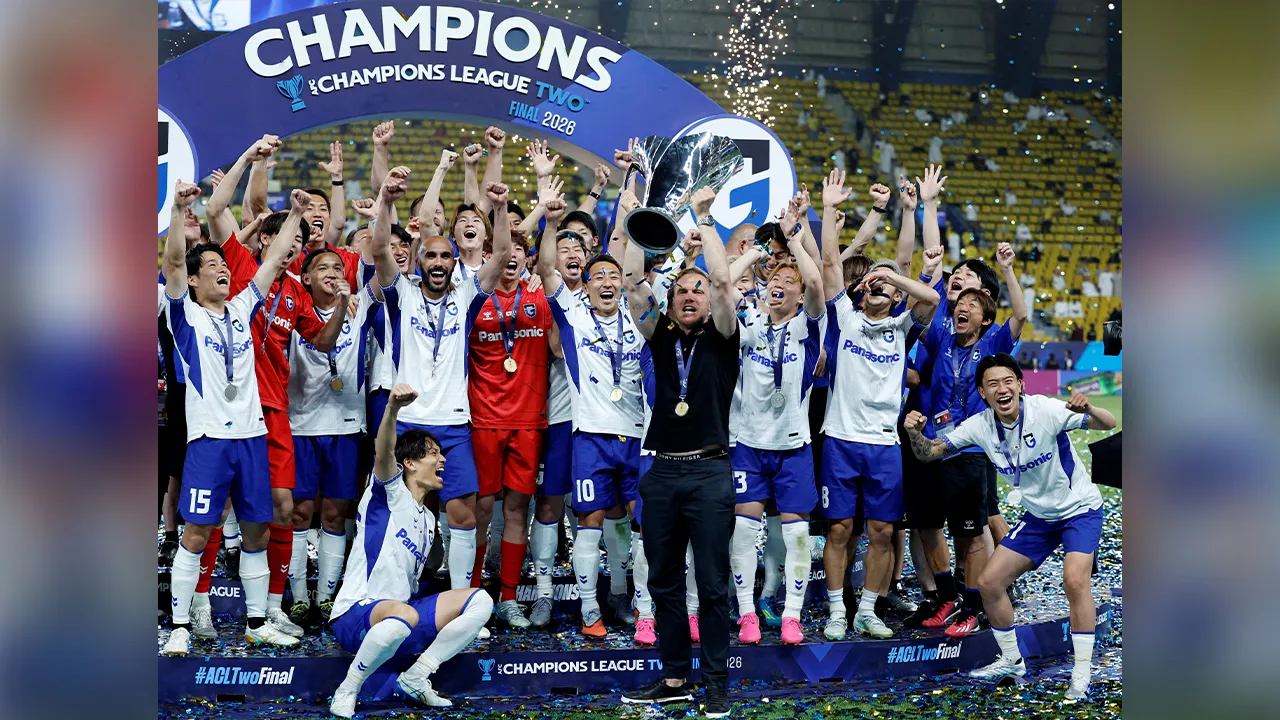Soccer Football - AFC Champions League Two - Final - Al Nassr v Gamba Osaka - Al Awwal Park, Riydh, Saudi Arabia - May 16, 2026 Gamba Osaka coach Jens Wissing lifts the trophy as he celebrates with his players after winning the AFC Champions League Two REUTERS/Hamad I Mohammed TPX IMAGES OF THE DAY