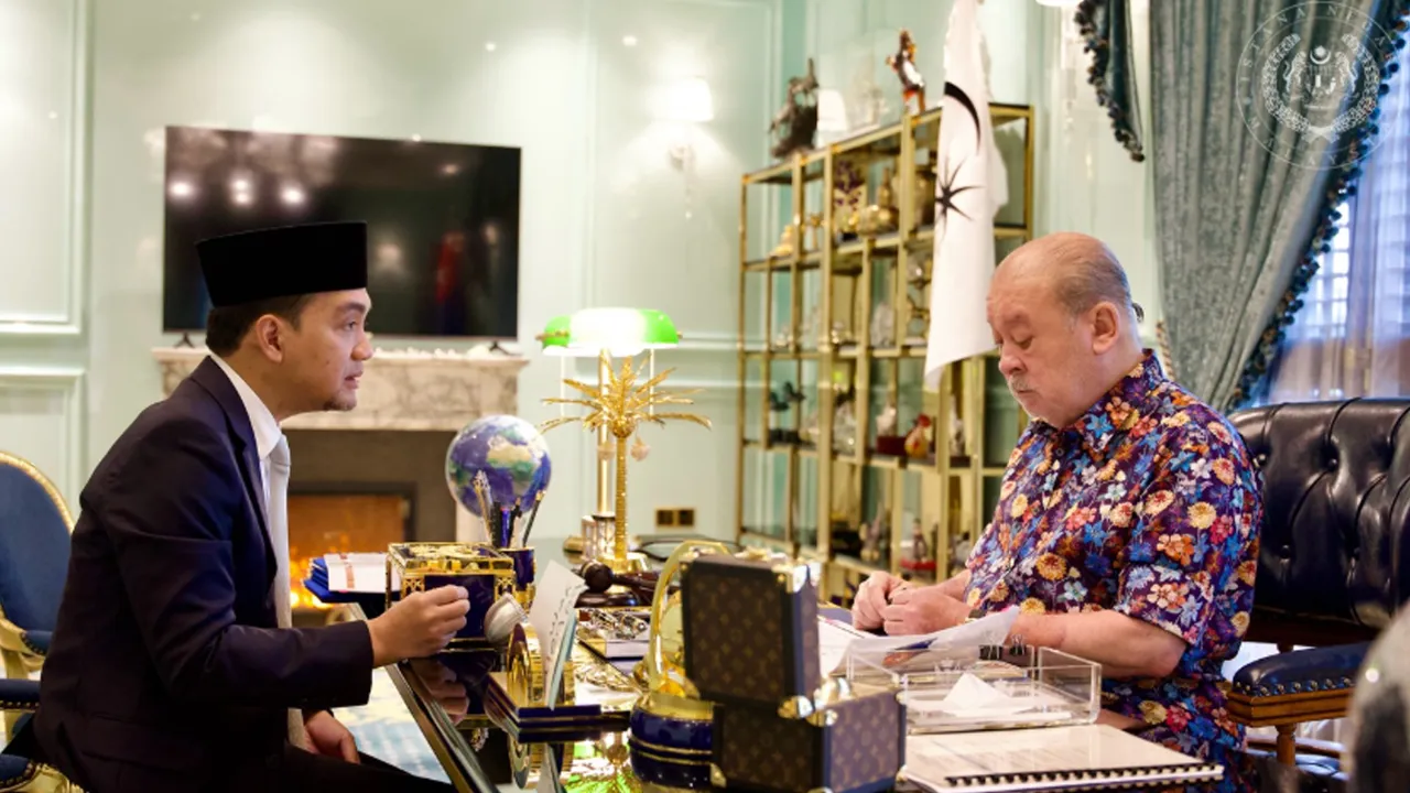 YANG DI-PERTUAN AGONG TERIMA MENGADAP MENTERI BESAR JOHOR  KDYMM SPB Yang di-Pertuan Agong Sultan Ibrahim berkenan menerima mengadap YAB Dato’ Onn Hafiz Ghazi, Menteri Besar Johor.  Sesi mengadap bersama Seri Paduka Baginda berlangsung di Istana Pasir Pelangi, Johor Bahru pada hari ini (5 Mei). 