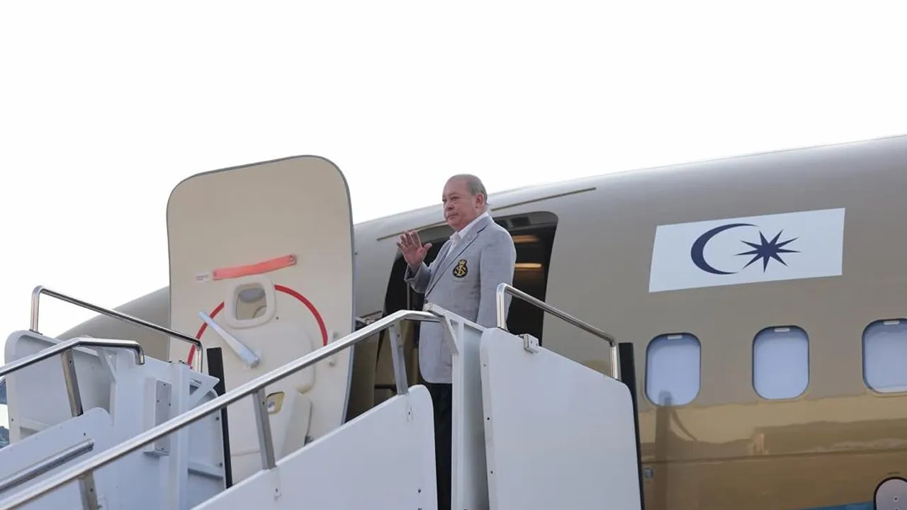 YANG DI-PERTUAN AGONG BERANGKAT KE MOSCOW DI ATAS JEMPUTAN KHAS KERAJAAN PERSEKUTUAN RUSIA MENJELANG PERARAKAN HARI KEMENANGAN... kredit FB Sultan Ibrahim