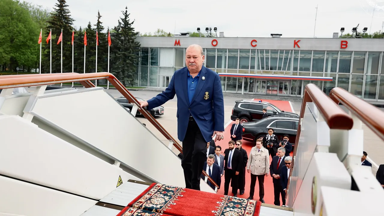 YANG DI-PERTUAN AGONG BERANGKAT PULANG SELEPAS MENGAKHIRI LAWATAN KHAS DI MOSCOW  KDYMM SPB Yang di-Pertuan Agong Sultan Ibrahim berangkat pulang selepas mengakhiri lawatan khas di Moscow, Persekutuan Rusia.  Seri Paduka Baginda berangkat tiba ke Moscow pada Rabu lalu (6 Mei), di atas jemputan khas Kerajaan Persekutuan Rusia sebagai tetamu kehormat sambutan  Ulang Tahun Hari Kemenangan, yang berlangsung semalam (9 Mei).  Jemputan khas daripada TYT Presiden Vladimir V Putin kepada Seri Paduka Baginda untuk b
