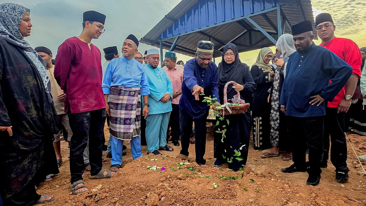 SHAH ALAM, 22 Mei -- Peguam Datuk Akberdin Abdul Kader (tengah) menabur bunga dipusara anaknya Allahyarham Adli Hakim Akberdin yang maut bersama dua lagi rakannya dalam kemalangan awal pagi tadi di Lebuhraya Karak menghala ke Kuala Lumpur selepas selesai pengkebumian di Tanah Perkuburan Islam Seksyen 21 Shah Alam hari ini.  --fotoBERNAMA (2026) HAK CIPTA TERPELIHARA