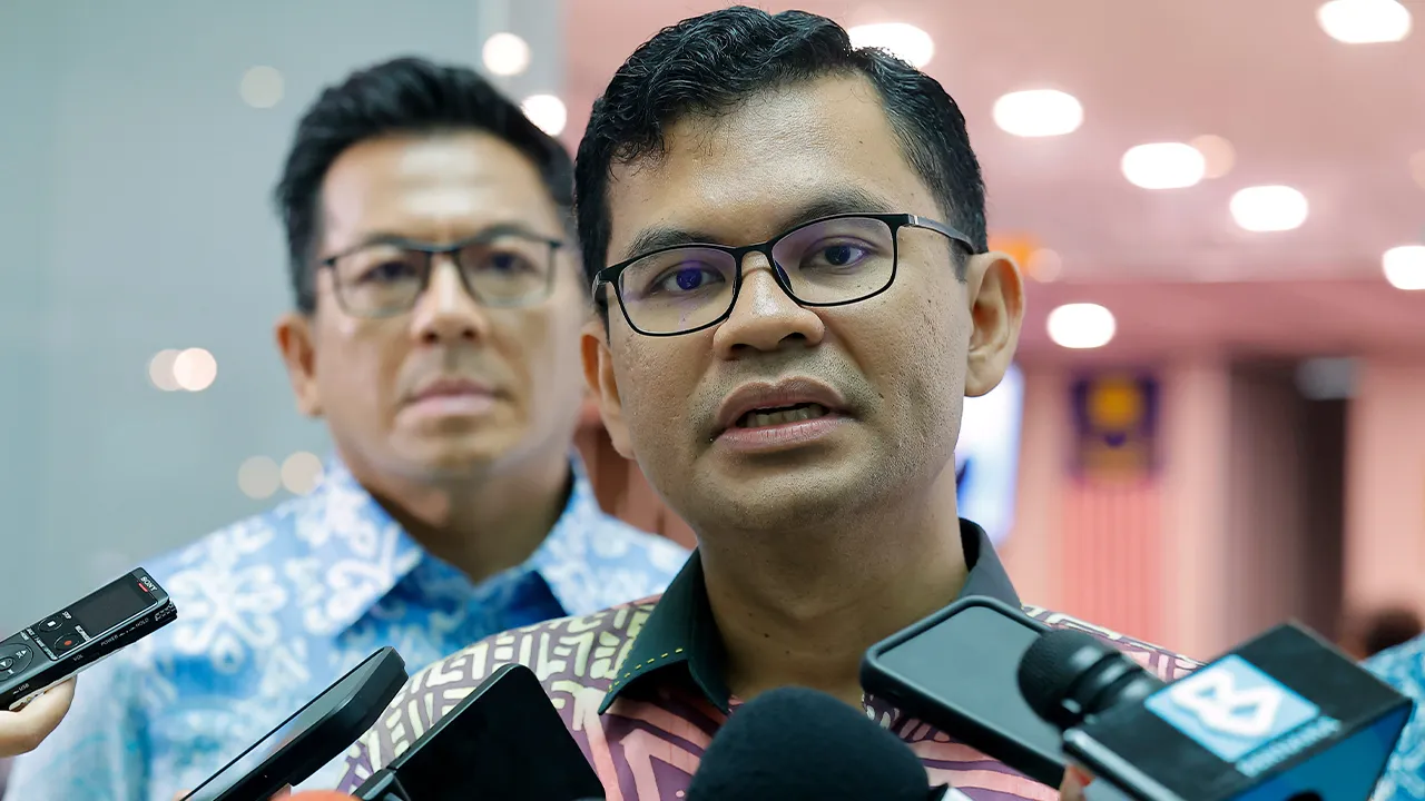 PUTRAJAYA, 21 Mei -- Menteri Ekonomi Akmal Nasrullah Mohd Nasir bercakap kepada pemberita selepas menghadiri Perhimpunan Bulanan Kementerian Ekonomi di Putrajaya hari ini.  Turut sama, Timbalan Menteri Ekonomi Datuk Mohd Shahar Abdullah.  --fotoBERNAMA (2026) HAK CIPTA TERPELIHARA