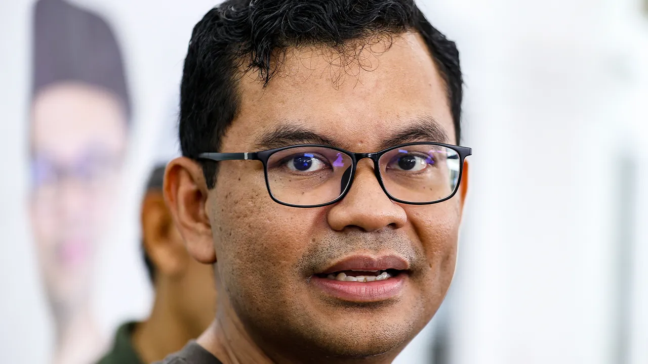 JOHOR BAHRU, 30 Mei -- Menteri Ekonomi Akmal Nasrullah Mohd Nasir bercakap kepada pemberita pada Majlis Korban Perdana Aidiladha Parlimen Johor Bahru 2026 di Masjid Jamek Bandar Baru Uda, di sini, hari ini. --fotoBERNAMA (2026) HAK CIPTA TERPELIHARA