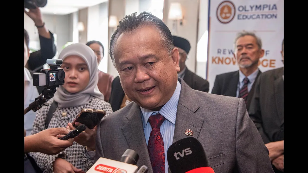 BANGI, 19 Mei -- Menteri Kerja Raya Datuk Seri Alexander Nanta Linggi ketika ditemui pemberita selepas Majlis Builders Industry Forum 2026 di Bangi Avenue Convention Centre hari ini.