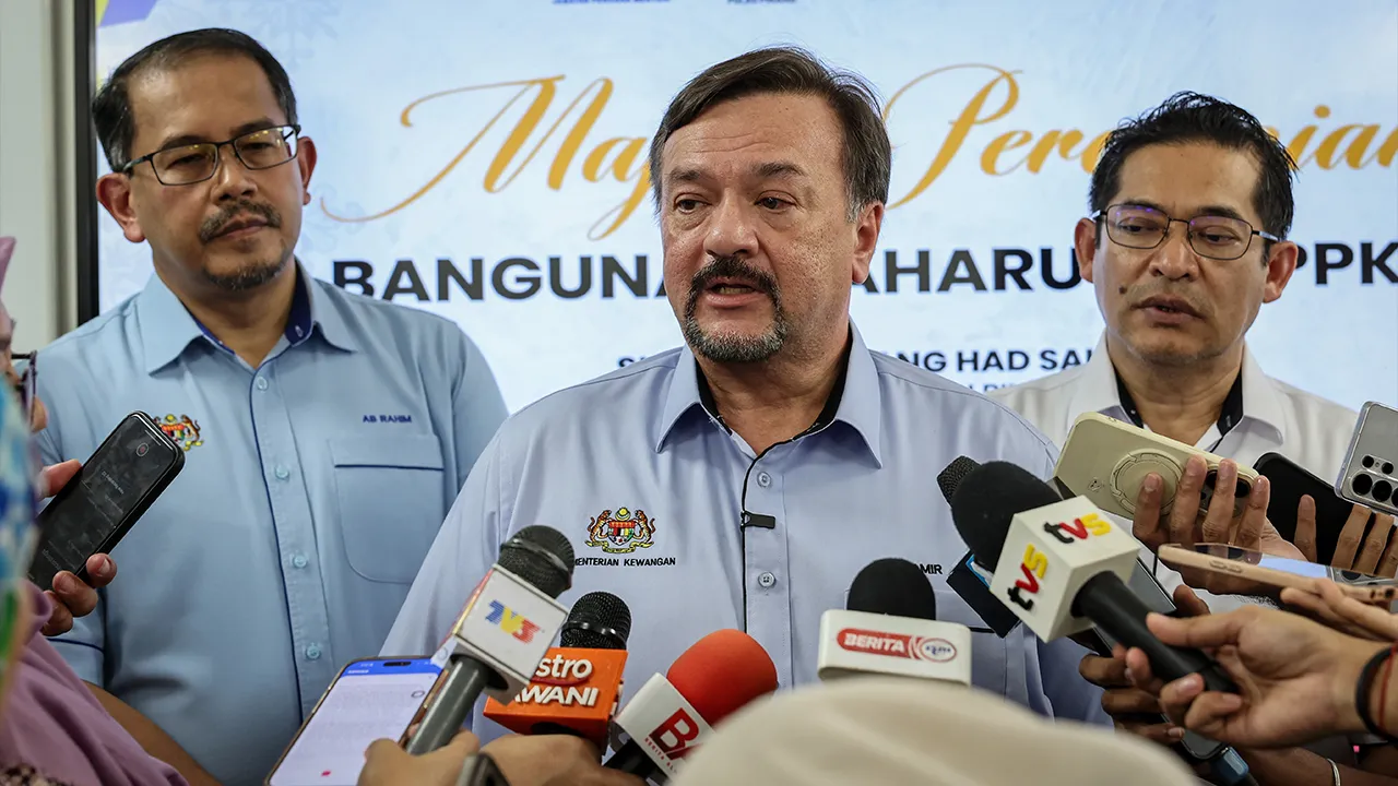 BALIK PULAU, 17 Mei -- Menteri Kewangan II Datuk Seri Amir Hamzah Azizan ketika ditemu bual pemberita pada Majlis Perasmian dan Penyerahan Blok Tambahan Kelas Prasekolah Program Pendidikan Khas Integrasi (PPKI) di Sekolah Kebangsaan Tan Sri Awang Had Salleh di sini hari ini._BERNAMA