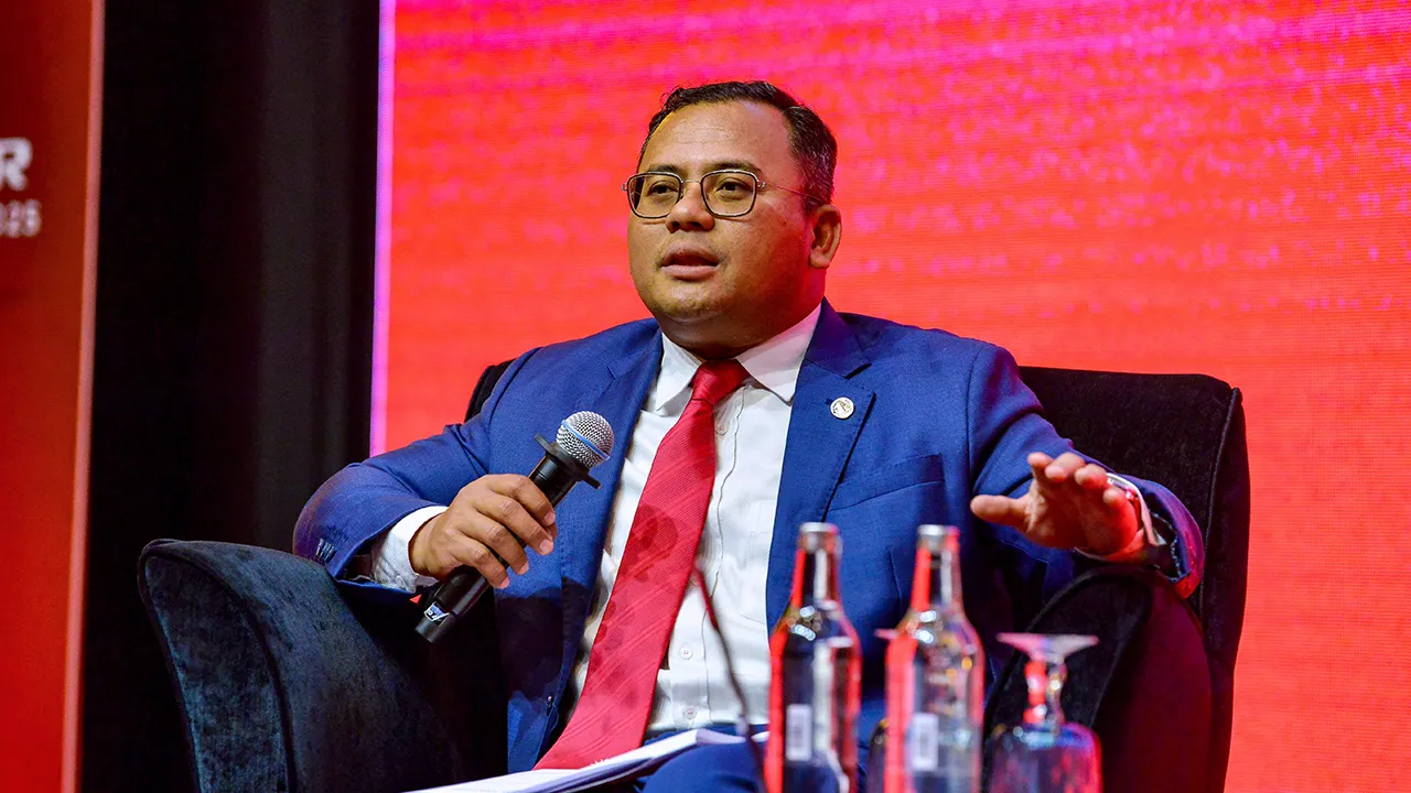 KUALA LUMPUR, 9 Okt -- Menteri Besar Selangor, Datuk Seri Amiruddin Shari, pada sesi dialog bersama pemain industri aeroangkasa sempena Sidang Kemuncak Perniagaan Selangor ke-9 di Pusat Konvensyen Kuala Lumpur (KLCC) hari ini._BERNAMA