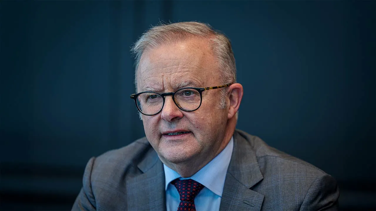 KUALA LUMPUR, 16 April — Perdana Menteri Australia Anthony Albanese mengadakan pertemuan bersama Menteri Sumber Asli dan Kelestarian Alam Datuk Seri Arthur Joseph Kurup sempena lawatan rasmi ke Malaysia di Menara Berkembar Petronas hari ini.