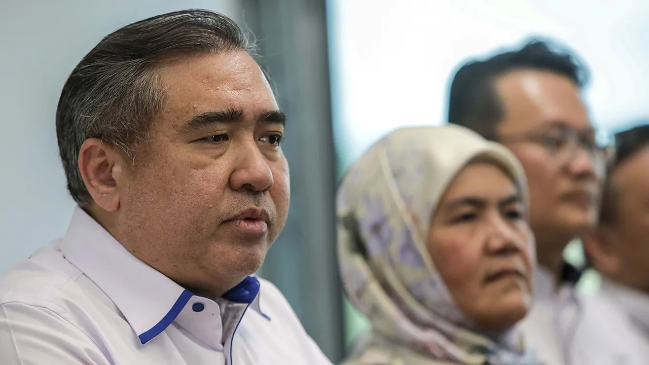 PADANG BESAR, 30 Mei -- Menteri Pengangkutan Malaysia, Anthony Loke, bercakap pada sidang media sempena Majlis Perasmian Zon Perdagangan Bebas Tuanku Syed Sirajuddin – Depot Pelepasan Pedalaman Perlis (PIP) di Padang Besar, hari ini.   -- fotoBERNAMA (2026) HAK CIPTA TERPELIHARA