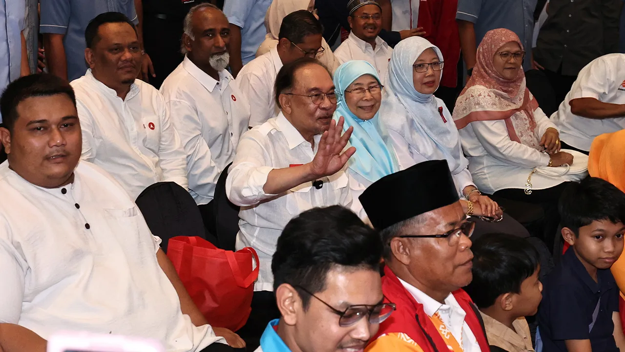 JOHOR BAHRU, 17 Mei -- Perdana Menteri yang juga Pengerusi Pakatan Harapan (PH) Datuk Seri Anwar Ibrahim (empat, kanan) dan isteri, Datuk Seri Dr Wan Azizah Wan Ismail (tiga, kanan) hadir pada Konvensyen PH 2026 di Pusat Konvensyen Antarabangsa Persada hari ini.  --fotoBERNAMA (2026) HAK CIPTA TERPELIHARA