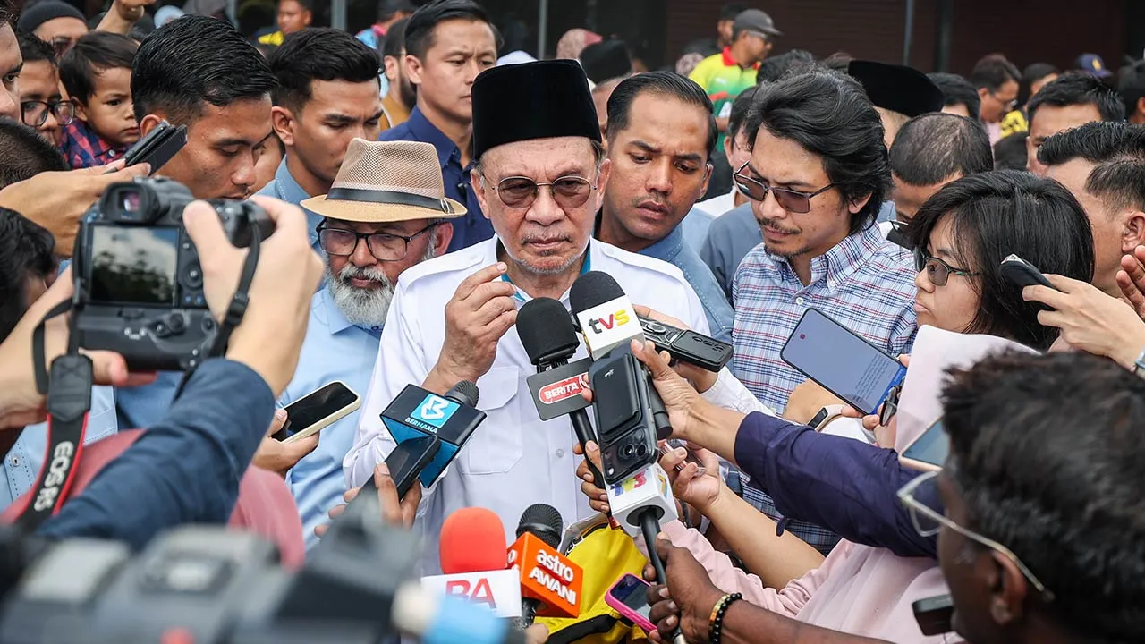 BUKIT MERTAJAM, 26 Mei -- Perdana Menteri Datuk Seri Anwar Ibrahim ketika ditemubual pemberita pada Majlis Agihan Perdana Lembu Korban MADANI Parlimen Permatang Pauh di Mengkuang Titi hari ini.