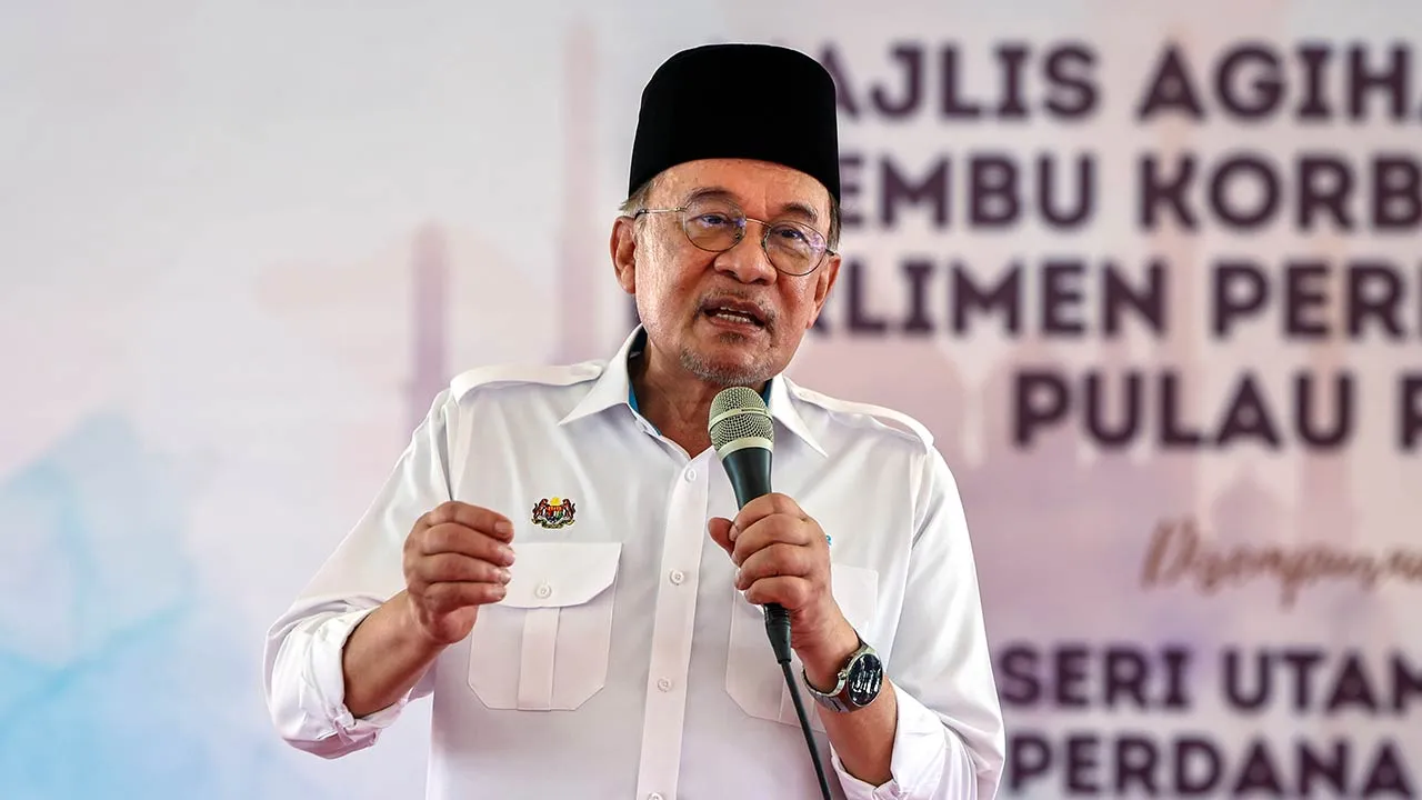 BUKIT MERTAJAM, 26 Mei -- Perdana Menteri Datuk Seri Anwar Ibrahim menyampaikan ucapan pada Majlis Penyerahan Lembu Korban kepada Masyarakat di Parlimen Permatang Pauh dan Seberang Jaya di Masjid Daerah Seberang Perai Tengah hari ini.