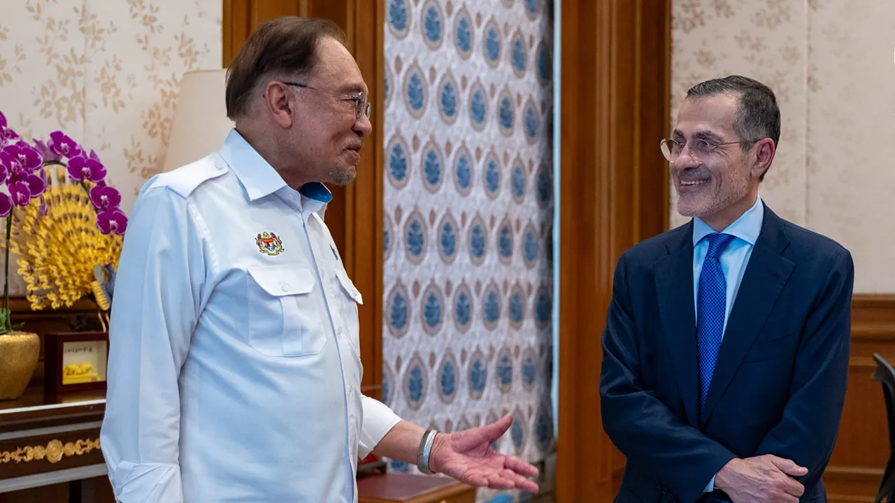 Menerima kunjungan hormat Prof. Seyyed Vali Reza Nasr, seorang sarjana, penulis dan pakar hubungan antarabangsa yang terkenal dalam bidang politik Asia Barat serta pengajian Islam, yang berada di sini atas undangan Universiti Islam Antarabangsa Malaysia (UIAM). Kami memanfaatkan ruang pertemuan ini untuk bertukar pandangan berhubung perkembangan konflik Amerika Syarikat-Iran, termasuk implikasinya terhadap kestabilan geopolitik dunia, keselamatan serantau serta krisis bekalan tenaga global yang sedang dihad