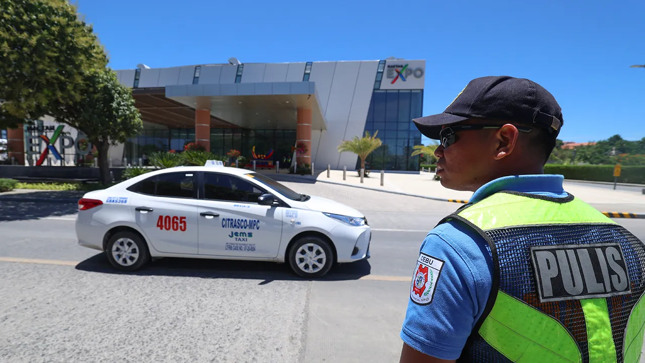 CEBU (Philippines), May 6 -- Police officers are seen conducting tight security checks around the Mactan Expo in conjunction with the 48th ASEAN Summit and Related Summits today, ensuring a safe and well-coordinated environment as regional leaders and delegates gather for the high-level meetings.  -- fotoBERNAMA (2026) COPYRIGHT RESERVED