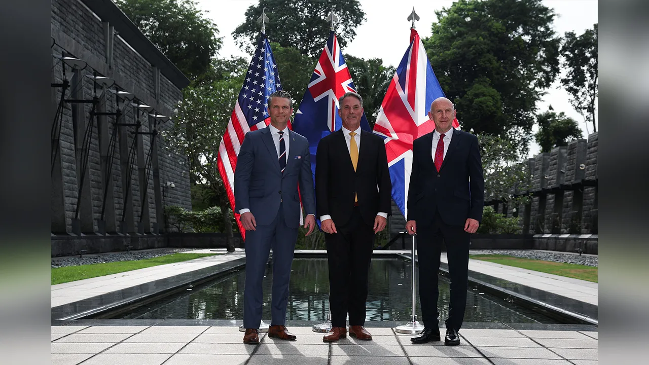 Australian Defence Minister Richard Marles, British Defence Secretary John Healey and U.S. Secretary of Defense Pete Hegseth pose during an AUKUS Defence ministers' press huddle at the U.S. Embassy in Singapore, May 30, 2026. REUTERS/Edgar Su