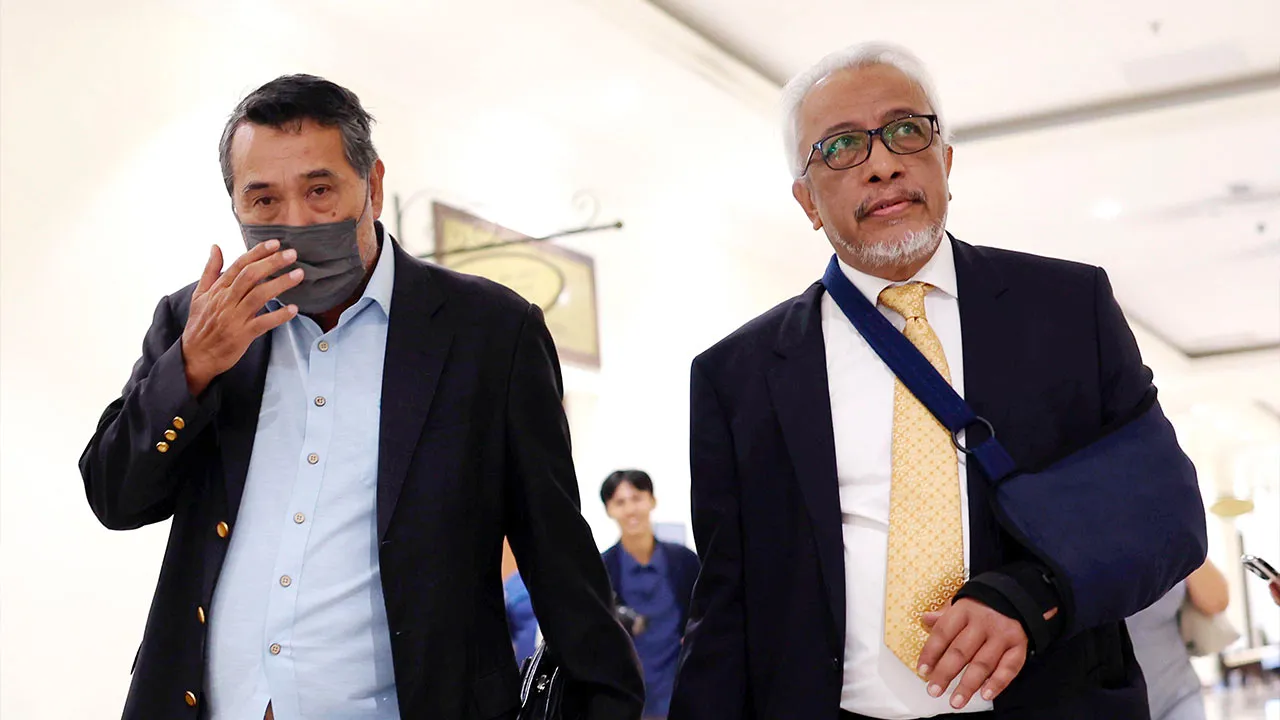 KOTA KINABALU, 19 Mei -- Keputusan kes pengubahan wang haram berprofil tinggi membabitkan bekas Pengarah Jabatan Air Negeri Sabah Ag Mohd Tahir Mohd Talib, isterinya dan bekas Timbalan Pengarah jabatan itu dijadual diputuskan di Mahkamah Sesyen hari ini.  Hakim Abu Bakar Manat dijangka menyampaikan keputusan sama ada Ag Mohd Tahir, 63, isterinya Fauziah Piut, 61, serta Lim Lam Beng, 72, dibebaskan atau disabitkan atas pertuduhan di bawah Akta Pencegahan Pengubahan Wang Haram, Pencegahan Pembiayaan Keganasan