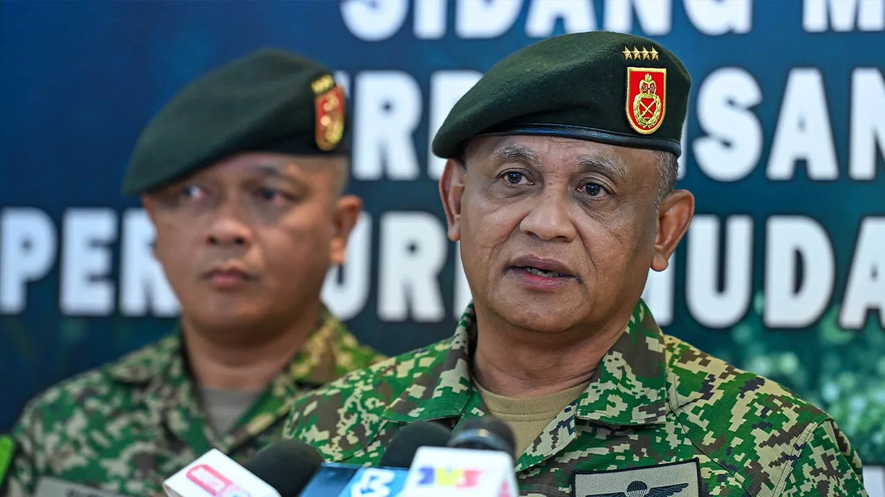 SEREMBAN, 18 Mei -- Panglima Tentera Darat Jeneral Datuk Azhan Md Othman (kanan) menjawab pertanyaan wartawan semasa sidang media pada Perbarisan Tamat Latihan Perajurit Muda Lelaki Siri 205/25 di Padang Kawad Pusat Latihan Asas Tentera Darat (PUSASDA), hari ini.