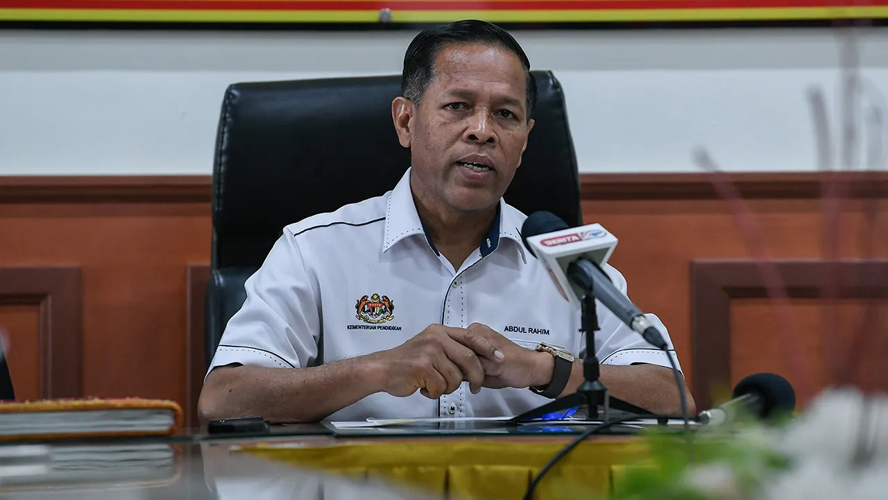 ALOR SETAR, 11 Jan -- Pengarah Jabatan Pendidikan Negeri (JPN) Kedah Abdul Rahim Mat ketika sidang media selepas hadir pada hari pertama sesi persekolahan 2026 di Kolej Sultan Abdul Hamid hari ini.  Di Kedah seramai 345,259 murid di 753 sekolah rendah dan sekolah menengah memulakan sesi persekolahan hari ini.  Pecahan itu melibatkan seramai 199,208 murid di 548 sekolah rendah dan 146,051 murid di 205 sekolah menengah.  --fotoBERNAMA (2026) HAK CIPTA TERPELIHARA