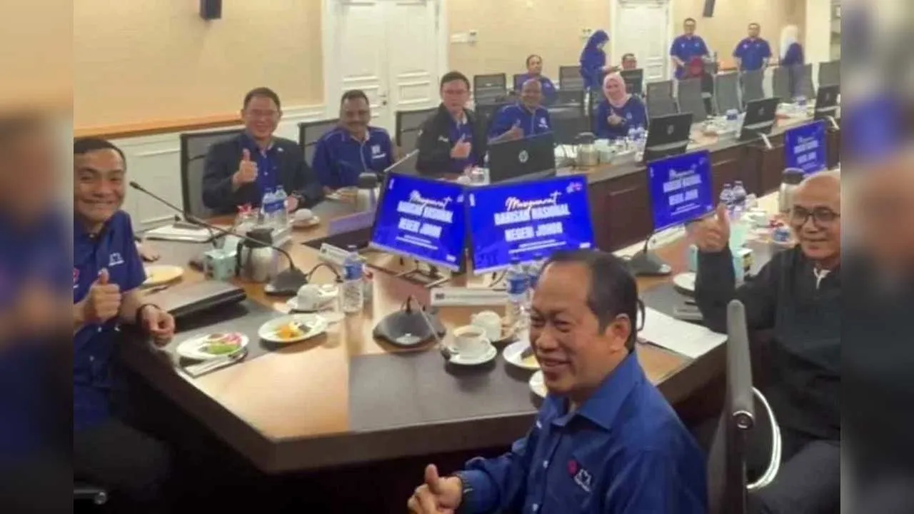 Onn Hafiz (kiri) ketika Mesyuarat BN Johor di Ibu Pejabat UMNO Johor pada Jumaat.