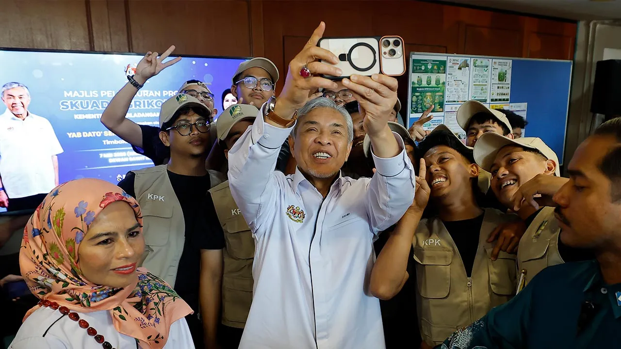 BANGI, 7 Mei -- Timbalan Perdana Menteri Datuk Seri Dr Ahmad Zahid Hamidi beramah mesra bersama para pelajar Institut Pengajian Tinggi (IPT) yang menyertai Skuad Sukarelawan Agrokomoditi di Ibu Pejabat Lembaga Minyak Sawit Malaysia (MPOB) hari ini.  Turut sama, Menteri Perladangan dan Komoditi Datuk Seri Dr Noraini Ahmad (kiri).  --fotoBERNAMA (2026) HAK CIPTA TERPELIHARA