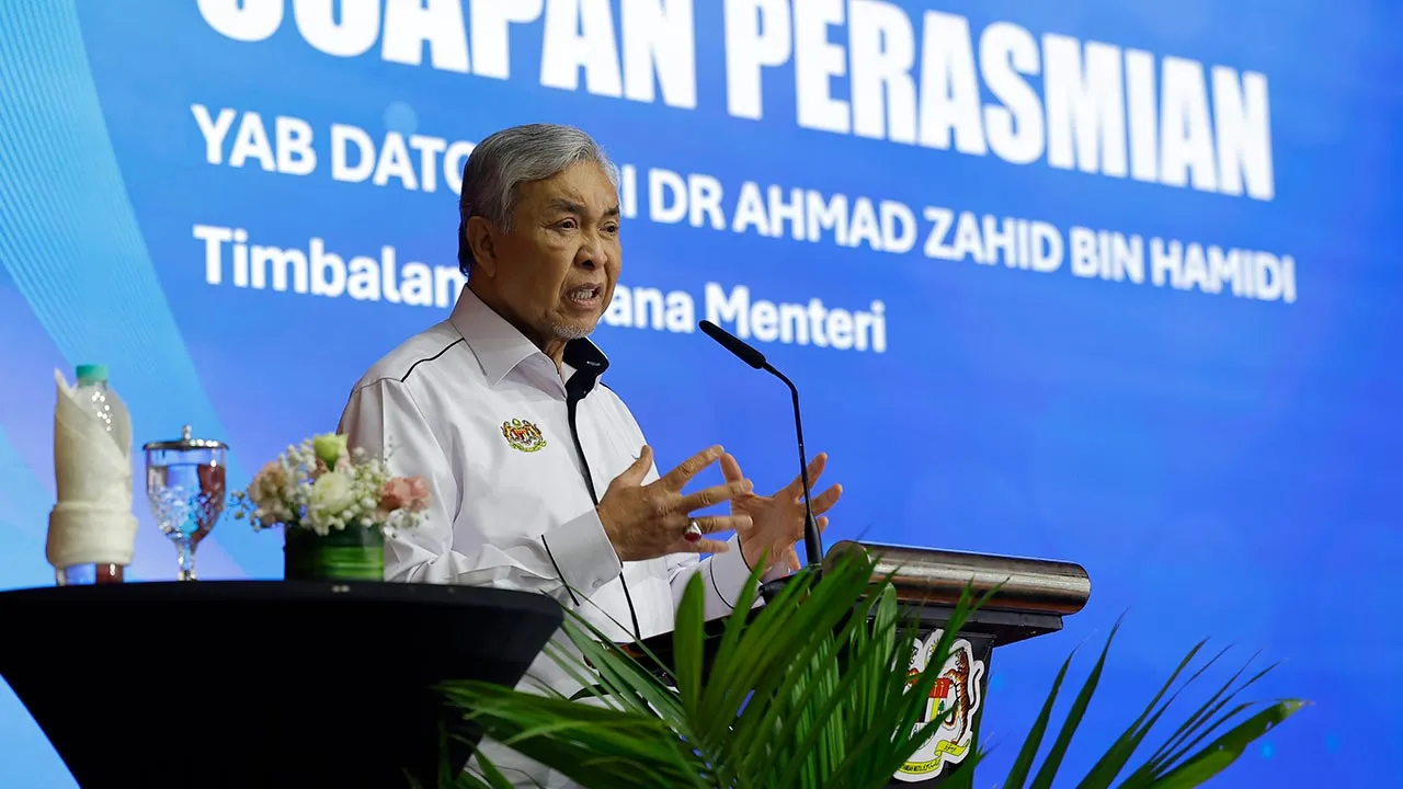 BANGI, 7 Mei -- Timbalan Perdana Menteri Datuk Seri Dr Ahmad Zahid Hamidi menyampaikan ucapan pada Majis Pelancaran Skuad Sukarelawan Agrokomoditi di ibu Pejabat Lembaga Minyak Sawit Malaysia (MPOB) hari ini.  --fotoBERNAMA (2026) HAK CIPTA TERPELIHARA