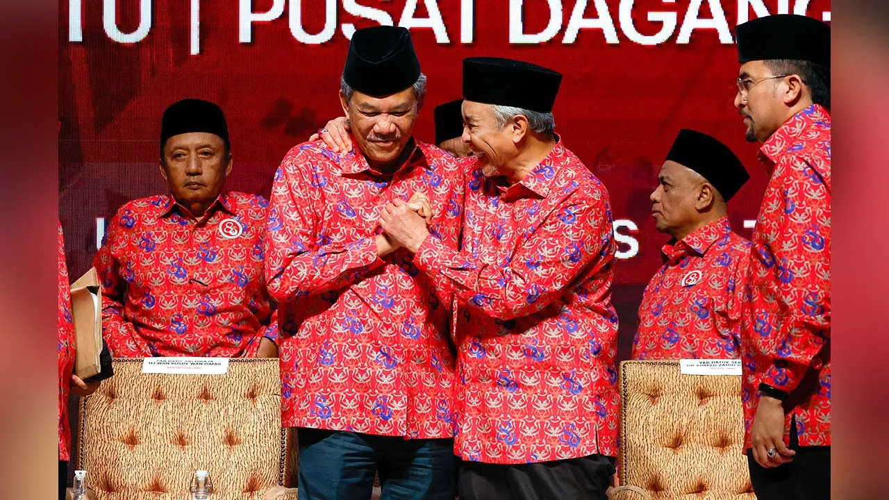 KUALA LUMPUR, 2 Mei -- Presiden UMNO Datuk Seri Dr Ahmad Zahid Hamidi bersama Timbalan Presiden UMNO Datuk Seri Mohamad Hasan beramah mesra selepas ucapan penggulungan pada Konvensyen 80 Tahun UMNO di Pusat Dagangan Dunia Kuala Lumpur (WTC KL) hari ini.  --fotoBERNAMA