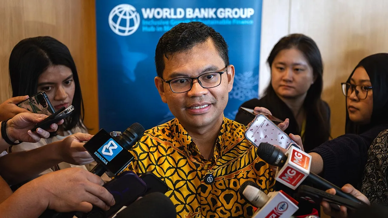 KUALA LUMPUR, May 14 -- Economy Minister Akmal Nasrullah Mohd Nasir speaks to the media after launching the 32nd edition of the Malaysia Economic Monitor (MEM) report today.  --fotoBERNAMA (2026) COPYRIGHT RESERVED