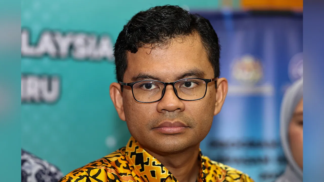 JOHOR BAHRU, 23 April -- Menteri Ekonomi Akmal Nasrullah Mohd Nasir, bercakap kepada pemberita pada Program Dasar Peluang Kedua (DPK) - Pelepasan Fast Tack 2026, di Institut Pendidikan Guru Kampus Temenggong Ibrahim hari ini.  --fotoBERNAMA