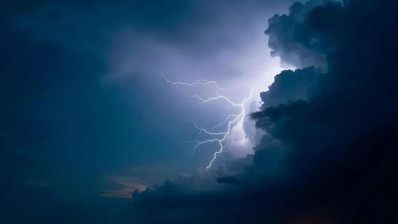 Lightning strikes during a storm -- Freepik