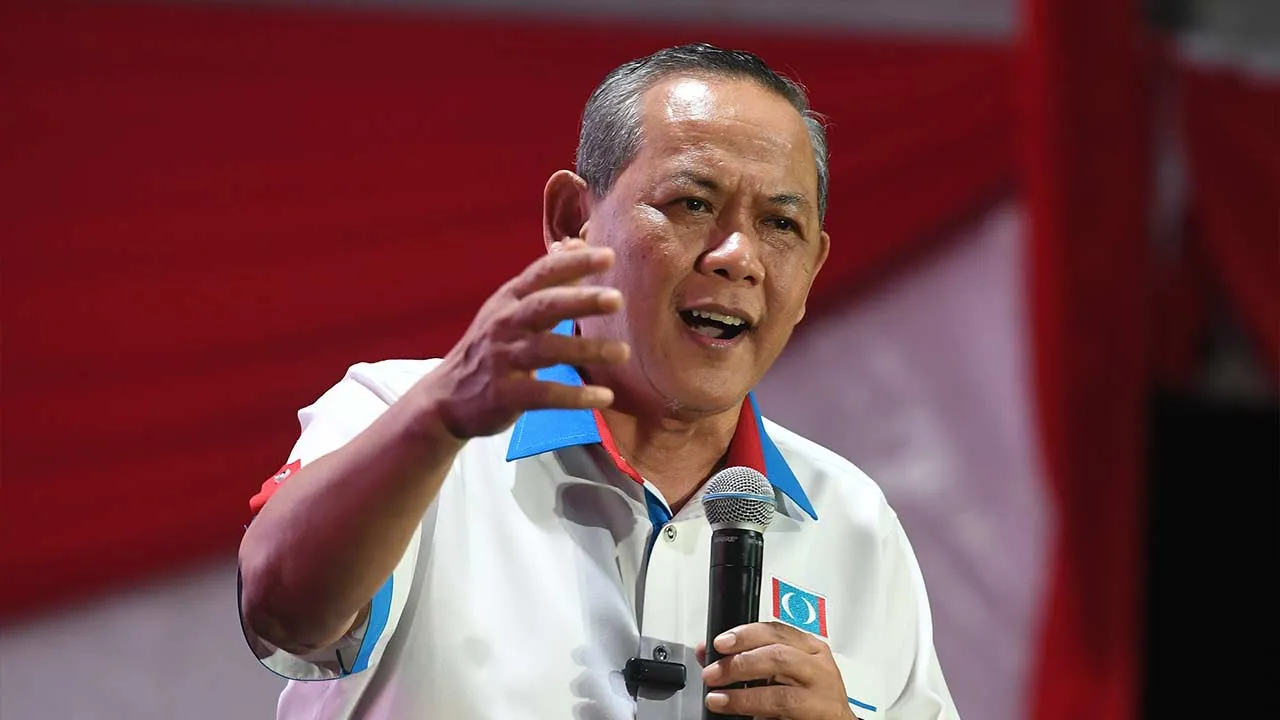 SEREMBAN, 6 Mei -- Pengerusi Pakatan Harapan (PH) Negeri Sembilan Datuk Seri Aminuddin Harun pada Ceramah Perdana Pimpinan Utama Pakatan Harapan di luar perkarangan Stadium Tuanku Abdul Rahman Paroi malam ini.  --fotoBERNAMA (2026) HAK CIPTA TERPELIHARA