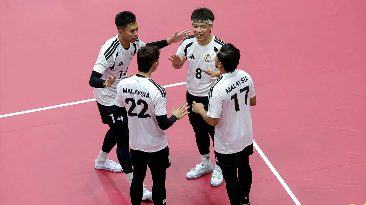 KUALA LUMPUR, 17 Mei -- Kapten pasukan sepak takraw Malaysia Amirul Zazwan Amir menenangkan ahli pasukan semasa mereka beraksi menentang pasukan India pada aksi Kumpulan C acara kuadran sempena Kejohanan Piala Dunia Sepak Takraw 2026 di Stadium Titiwangsa hari ini.  Skuad negara yang dibarisi Muhammad Afifuddin Mohd Razali, Muhammad Shahalri Aiman Halim, Muhammad Fetri Mohd Halim, Amirul Zazwan Amir dan Aidil Aiman Azwawi menewaskan skuad India dengan mata 2-1.   --fotoBERNAMA (2026) HAK CIPTA TERPELIHARA