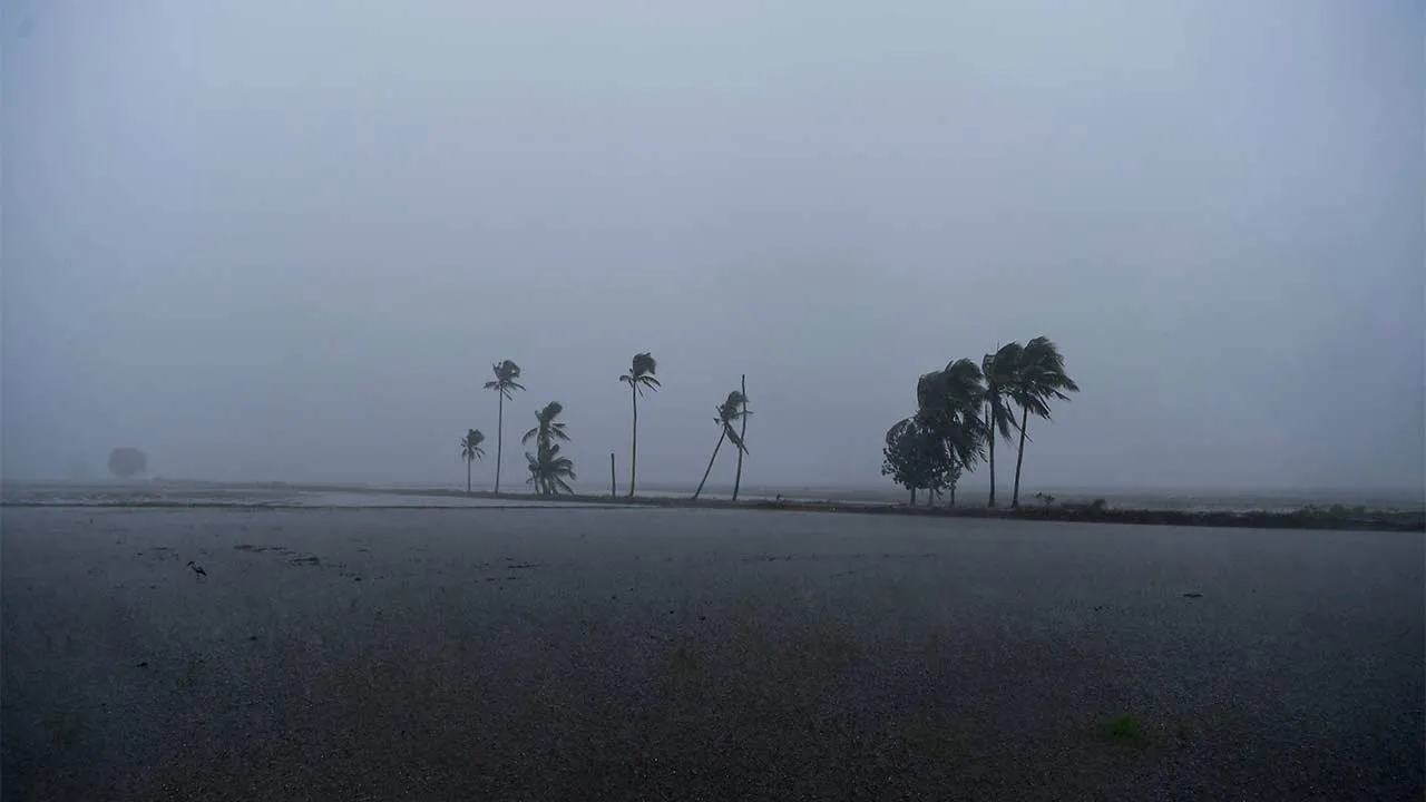 ALOR SETAR, 16 Mei -- Keadaan cuaca mendung dan hujan di beberapa kawasan sekitar bandaraya Alor Setar hari ini.  Jabatan Meteorologi Malaysia (MetMalaysia) telah mengeluarkan Amaran Ribut petir, hujan lebat dan angin kencang dijangka di negeri Perlis, Kedah di Langkawi, Kubang Pasu, Kota Setar, Pokok Sena, Yan, Pendang, dan Kuala Muda, Pulau Pinang, Perak di Kerian dan Larut, Matang dan Selama, Melaka, Johor di Tangkak, Muar, Batu Pahat, Mersing, Pontian, Kota Tinggi, Sabah di Pedalaman Kuala Penyu dan Bea