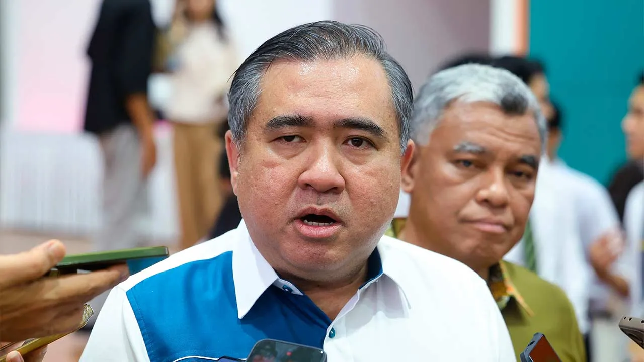 SEREMBAN, 24 Mei -- Menteri Pengangkutan Anthony Loke ketika ditemui media selepas Majlis Hi-Tea bersama Pelajar Cemerlang Sijil Pelajaran Malaysia (SPM) 2025 di Dewan Komuniti Taman Coral Height hari ini.  --fotoBERNAMA (2026) HAK CIPTA TERPELIHARA