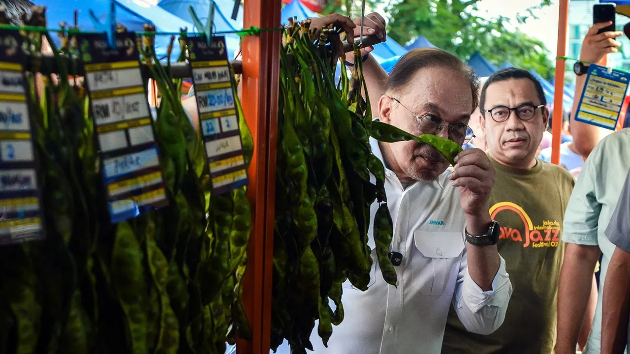 KUALA LUMPUR, 23 Mei -- Perdana Menteri Datuk Seri Anwar Ibrahim meneliti produk jualan tempatan ketika meninjau peniaga kecil di lapangan di Pasar Tani Taman Melawati hari ini.  --fotoBERNAMA (2026) HAK CIPTA TERPELIHARA
