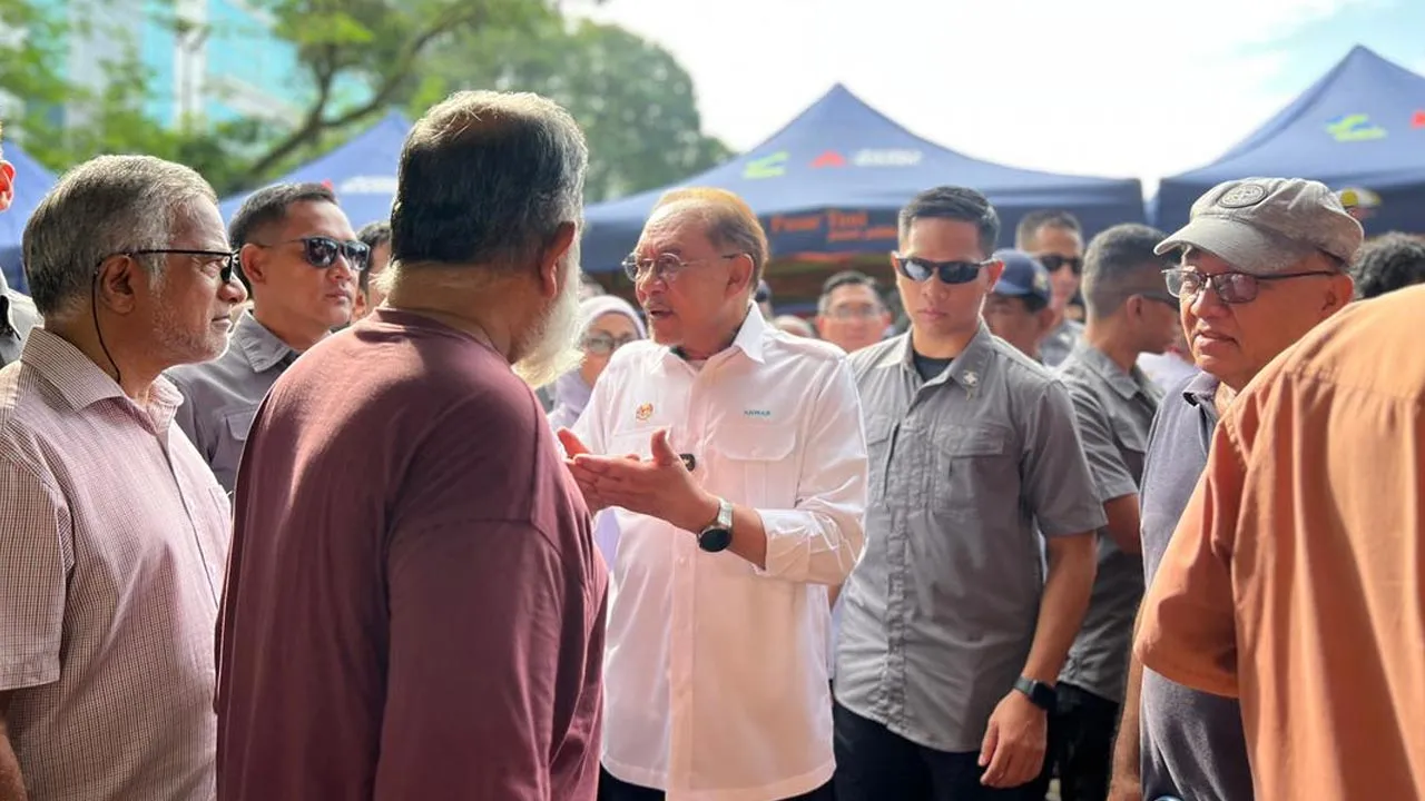 Anwar Ibrahim, peniaga kecil. Foto/ Astro AWANI