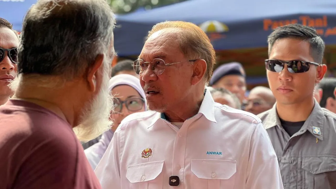 Anwar Ibrahim, peniaga kecil. Foto/ Astro AWANI
