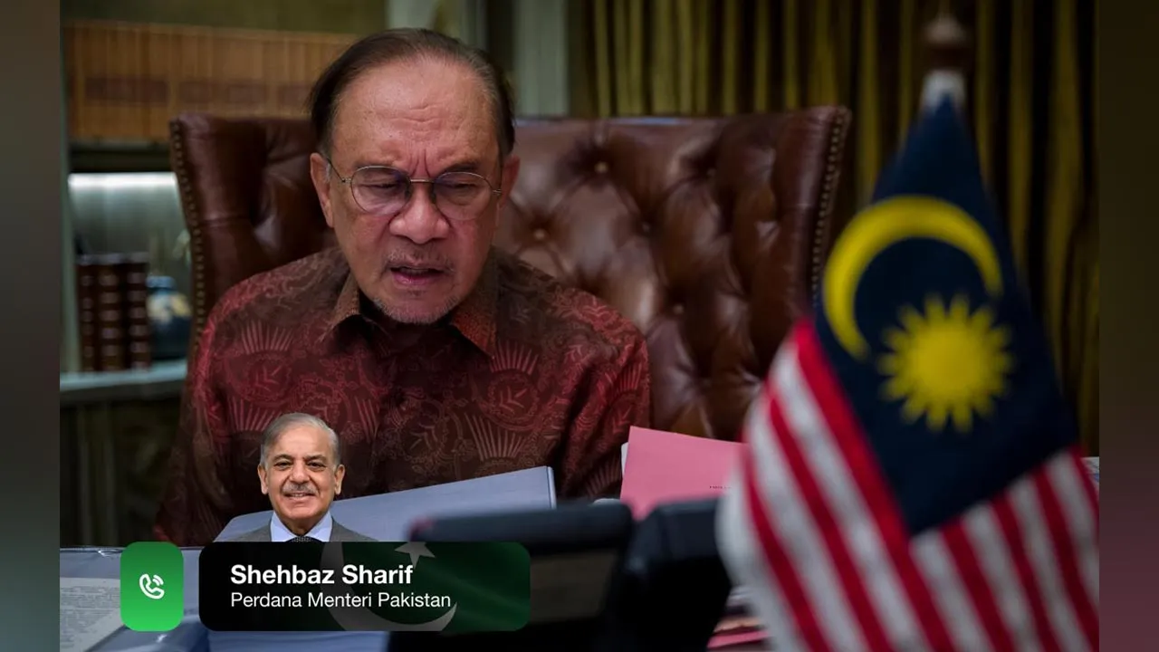 Sewaktu panggilan telefon dengan rakan sejawat saya dari Pakistan, Shehbaz Sharif, kami berbincang mengenai pelbagai perkembangan serantau dan usaha memperkukuh hubungan dua hala Malaysia-Pakistan yang sekian lama terjalin erat. -- FB Anwar Ibrahim